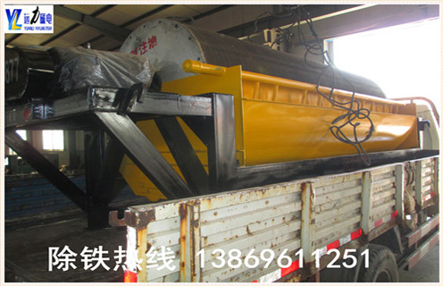 拋丸機永磁筒式磁選機工作原理：  　　經原料礦石篩選後由進料器從香蕉视频三级片的頂部,通過料鬥連接,在流動到頂部的輥子鬆動,狀態下降時,鐵磁性材料通過重力和磁力,快速落在滾筒上,並吸附在滾筒表麵.  　　非磁性有色金屬材料在重力作用下落在磁性材料的外麵.這些材料隨著筒體的旋轉,非磁性材料在重力作用下從氣缸下落,在滑槽中.含鐵磁性材料吸附在圓筒的表麵上並繼續旋轉,直到其不具有磁力.材料從帶式輸送機排出,並最終分成含鐵材料和無鐵材料.  　　3.拋丸機永磁筒磁選機實驗  　　濰坊91香蕉视频污在线磁電配備各類選礦實驗的磁選設備,型號齊全,優質低價,可定製,並且公司成立了大型選礦實驗室,可以普通的金屬礦物和非金屬礦物加工在機器上和實驗室為客戶分析其成份,並為客戶推薦客戶使用相關型號.