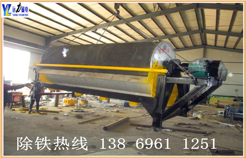 一.永磁筒式磁選機的磁選粒度  　　半逆流永磁筒式磁選機適用於礦石粒度在0～0.2mm的粗選和精選;順流永磁筒式磁選機適用於粒度在0～0.5mm的粗選和精選;逆流槽永磁筒式磁選機適用於礦石粒度為0～0.6mm的粗選和掃選.  　　濰坊91香蕉视频污在线生產的永磁筒式磁選機采用磁性較高的稀土釹鐵硼磁塊和鐵氧體磁塊組成複合磁係,具有磁場強度高,磁力大,不容易退磁的主要特性,因此,性能可靠穩定,生產能力大,適應能力強,是一家不錯的選礦磁選設備.  　　二.永磁筒式磁選機磁選結構  　　永磁筒式磁選機主要由氣缸,托輥,毛刷輥,磁係統,油箱,傳動部分6個部件.圓筒由2-3mm不鏽鋼板焊成筒,端蓋為鋁合金鑄件或工件,用不鏽鋼螺釘和桶連接.電機或直接通過減速無極變速電動機,驅動缸,磁性輥和刷輥作旋轉運動.磁係為開放式磁係,裝在氣缸和裸露的全磁磁鐵用不鏽鋼螺栓裝在磁軛的地板,出缸叉軸,軸固定有拐臂.  　　三.永磁筒式磁選機的磁場強度  　　永磁筒式磁選機低磁場強度采用分離鐵顆粒散裝物料,它也可以用來除去或豐富幹礦物質含量的強磁性：礦石後淤漿罐入罐後,自來水管水進入水箱的礦物顆粒的影響下的磁場的作用,磁性礦物顆粒的磁極運動磁聚發生,並且被吸引到氣缸(磁選機)沿氣缸的旋轉方向交替的磁極的極性,並在工作中,被固定交替的磁極的磁力攪拌產生的現象的非磁性礦物中,由於關閉,並在氣缸的內表麵的吸最終濃縮物.磁性的鼓分離器濃縮沿磁性圓筒的邊緣到最弱的上麵的磁係統,在卸荷作用的衝洗水噴霧排入精礦槽中,如果是全磁磁輥,刷輥,卸礦是開展.非性或弱磁性礦物被留漿在泄流槽,即是尾礦.
