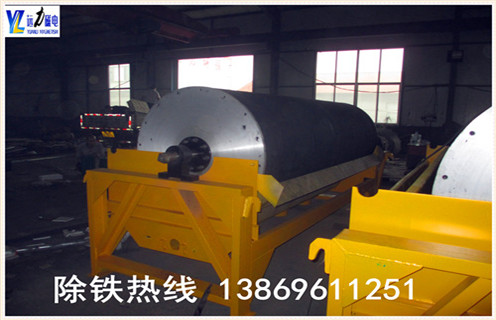 2.永磁筒式磁選機在使用過程中的注意事項  　　2.1.磁選機在開車前應注意檢查電源線路.傳動裝置.軸承的潤滑係統和設備周圍情況,確認正常無障礙物後方能開車;  　　2.2.設備的開車應按一定的順序進行.一般來說開車按工藝過程從後往前開,停車則相反;  　　2.3.開車時,先打開設備各部水管,排礦口開始應小些,然後給礦,並逐步調整到正常操作;  　　2.4.香蕉视频三级片設備全部停車時,應先與水泵管理人員聯係,然後停止給礦,再逐漸關閉水門和排礦口;若不逐漸關閉水門,則可能造成水泵崩壞.局部停車亦應事先聯係,以便確定水泵開動台數;