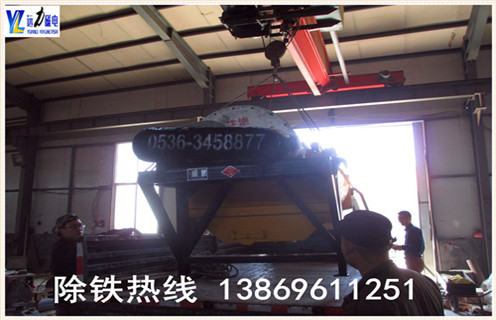 2.小型強磁磁選機的分選擇效果好  　　行簡單的小型磁選機. 采用磁分離專利技術還增加了分揀計劃,提高分揀精度,無論硬礦石軟,無論粗顆粒,細顆粒,所有類型的選礦機都可以自動調度,分選效果控製在許可範圍內.  　　3.91香蕉视频污在线小型強磁磁選機創新產品  　　以燒結釹鐵硼"管包裹動態半封閉磁性係統"專有技術為中間,開發了一係列香蕉视频三级片,時間一直是定型產品的發展：  　　4.小型強磁磁選機的處理量及型號  　　CTG-620幹滾筒式粗軋機(粗軋設備可用於豐富河砂,砂鐵礦,鐵礦石等)處置量：100-125t / h  　　CTG-824幹滾筒粗選機(粗機設備可用於豐富河砂,砂鐵礦,劣鐵礦等)處置能力：125-150t / h  　　CTG-8180幹滾筒粗軋機(粗軋設備可用於貧礦,尾礦,河砂,鋼渣等)處置能力：50-80t / h