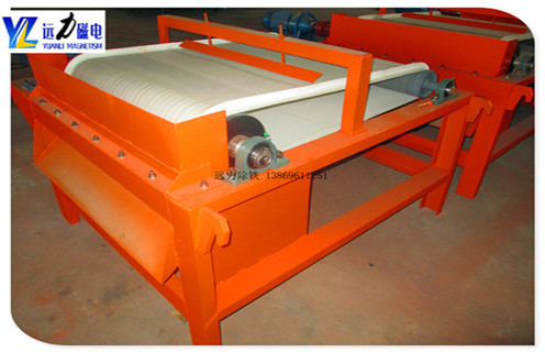 1.小型香蕉视频三级片受歡迎的原因  　　1.1.由於近期鐵礦石價格繼續上漲,磁選礦機的節能效率提出了新的要求;  　　1.2.小型香蕉视频三级片市場,不僅為用戶降低投資成本,而且可以創造相當的經濟價值.  　　1.3.小型香蕉视频三级片的普及,使得一些老式磁選機逐漸淘汰.  　　1.4.91香蕉视频污在线磁電提供完善的生產小型香蕉视频三级片,所生產的設備得到了廣大用戶的廣泛讚譽,該設備采用永磁係統,采用移動式式運行方式提高了材料的利用率.  　　1.5.小型磁選機設備在行業中推動新型設備的發展,進一步滿足除鐵工業的需要,並在除鐵工業的應用中發揮了很大的推動作用  　　2.礦用小型磁選機價格與磁係的關係  　　2.1磁選機的價格和磁塊的尺寸是密不可分的,有很多用戶不明白與磁塊的關係,今天91香蕉视频污在线小編給你一個詳細分析它們之間的關係,磁管包括磁塊和圓筒,91香蕉视频污在线先核算下成本價格,磁塊的價格還沒有下降,一塊高強磁的磁強度會幾百塊錢,這樣91香蕉视频污在线可以計算出來.  　　2.2磁選機滾筒的尺寸越大,所需磁鐵的磁場強度越大,磁性塊越高,磁鐵的強度要求也越高,使得磁選機的價格由氣缸的成本決定.