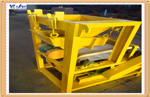 2.91香蕉视频污在线磁電的礦用小型輸送帶磁選機的優勢  　　濰坊91香蕉视频污在线磁電磁電專業生產各種型號的磁選機,礦用小型帶式磁選機的需求量還是比較大的,設備輕便.簡易,便於安裝和存放,得到了很多中小企業的青睞的讚賞.