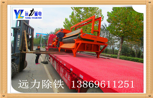 　錳礦全自動濕式磁選機是針對弱磁性礦物研發而成的永磁設備,磁性材料采用釹鐵硼,所以該設備磁性大,最高場強可達到16000高斯,不易退磁處理量大.91香蕉视频污在线磁電生產的錳礦全自動濕式磁選機在菱錳礦石的選礦提純方麵采用磁選的選礦方式,具有其他選礦方法所不能代替的選礦優勢,是分選錳礦和其他弱磁性礦石的理想的選礦設備.  　　1.錳礦全自動濕式磁選機優勢  　　1.1具有較高磁感應強度,磁係全部使用釹鐵硼磁性材料,能實現較高的回收率,以達到粗選或掃選的目的  　　1.2小極距.多磁極交變磁係設計,能在選礦過程中有效防止機械夾雜  　 1.3根據物料特點及選礦要求可選擇順流.逆流.半逆流槽體  　　1.4活動式槽體,能根據物料的變化方便調整磁滾筒與槽體間的排礦間距,進而調整精礦品位及設備處理量  　 1.5精礦排礦可使用高壓水衝或毛刷卸礦兩種方式,以實現強磁性礦物有效卸礦