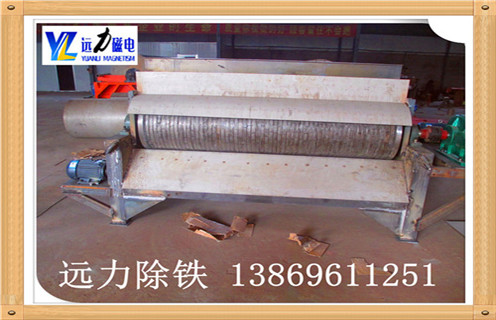 濕式永磁磁選機工作原理,91香蕉视频污在线濕式永磁磁選機,是在參與水的情況下,通過濕式濃縮所得到的精礦,進行濕選精製,從而進一步提高礦石品位.濕式永磁體筒式磁選機采用磁性高稀土NdFeB磁塊和鐵氧體磁塊形成複合磁係統,具有磁場強度高,磁場強,深磁場效應,難退磁的特點.因此該濕式永磁筒式磁選機無論在設備處理能力,適應性方麵效果都不錯.