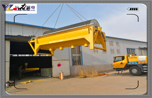 　　幹式永磁高梯度磁選機，該機有內外兩個永磁磁係，兩磁係之間的分選間隙可以調節。工作時，經過葉輪分散的幹燥物料隨葉輪風力帶人磁選機的分選空間，非磁性物隨自身的軌跡拋落出去，磁性物吸附於鋼板網介質上，隨介質轉動離開分選空間並在磁介質的振動下脫落。機械振動能提高物料分選精度，筒式可以避免物料的機械夾雜。該機用於鉀長石除鐵時。給料粒度為-0.045mm，經分選後含Fe2O3含量從0.27%降至0.18%，除鐵效果明顯。  　　一、幹式永磁高梯度磁選機磁化係數  　　1、礦粒物理性質(礦粒大小、比磁化係數)已定的情況下，取決於礦粒所在位置的磁場梯度。磁場梯度簡單說是表征磁場均勻度的物理量，梯度越高磁場變化越劇烈，礦粒兩端所受背景場變化越大。  　　2、從而使得礦粒兩端的感應場差值就越大，貴州高梯度磁選機，貴州高梯度磁選機，貴州高梯度磁選機，礦粒所受的磁場力也就也大。  　　3、這就是為什麽現在市麵上設備動不動就說是高梯度磁選機的原因。以上有點類似於電傷人是電壓傷人還是電流傷人的問題。所以能否構建高梯度磁場才是決定強磁除鐵器“成敗”的關鍵所在!